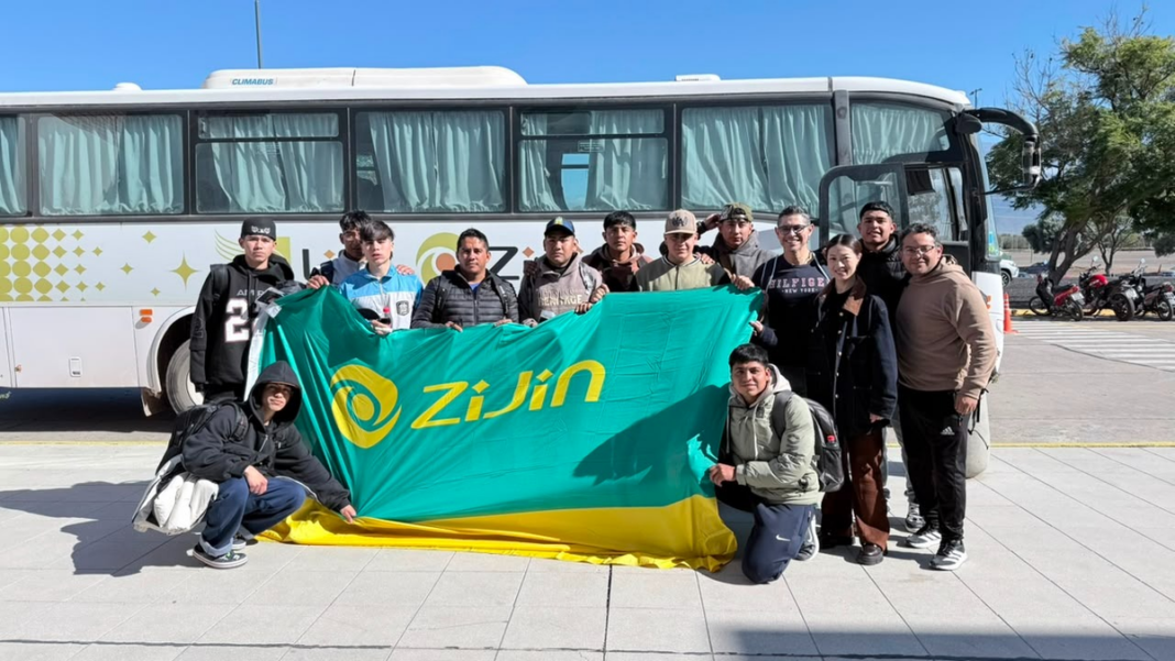 Seleccionado de futsal de Tinogasta en el aeropuerto