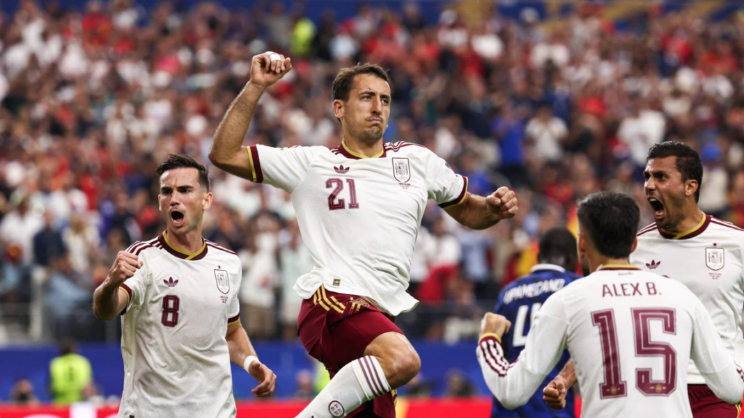 Jugadores de España celebran un gol en la semifinal del Mundial 2026 contra Francia en el Dallas Stadium