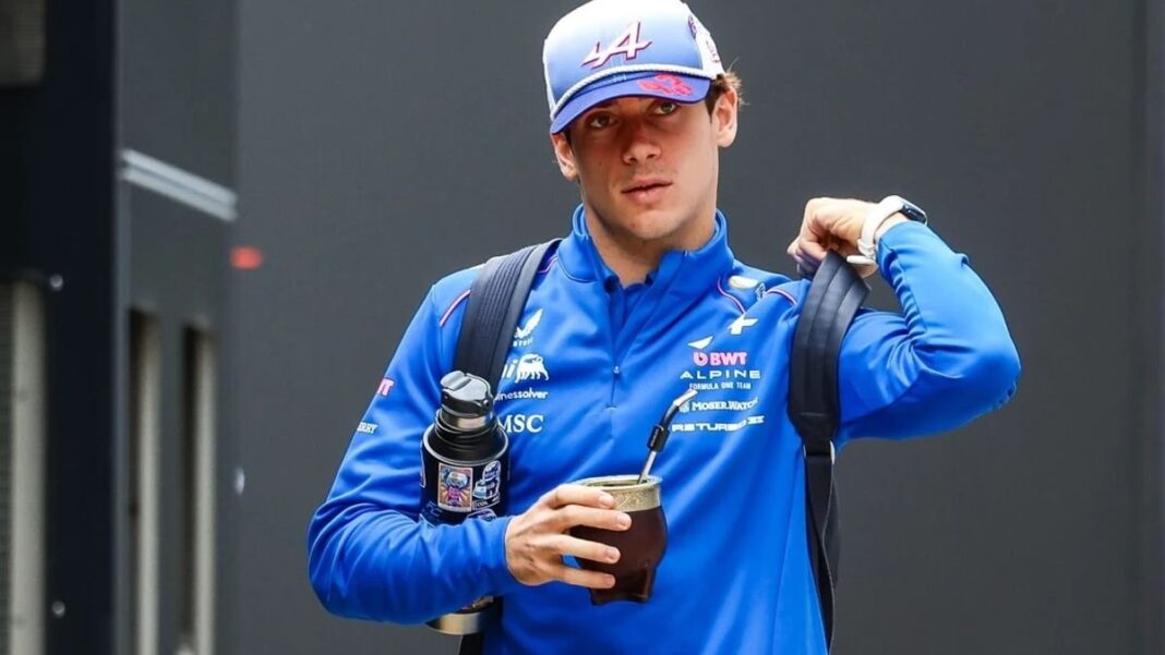 Franco Colapinto con el auto de Alpine en el circuito Hungaroring