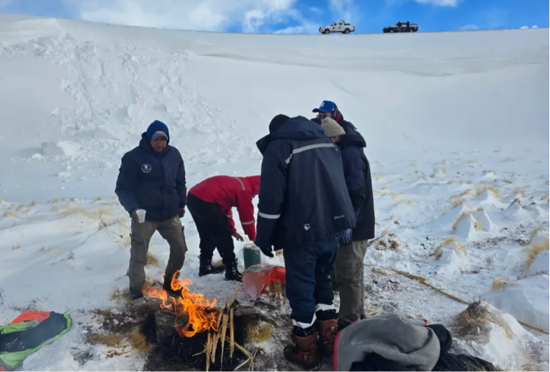 Operativo de rescate en la Puna de Catamarca con vehículos y personal de emergencia sobre nieve