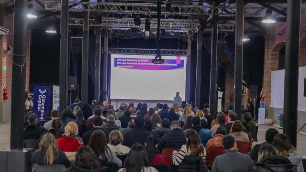 Funcionarios municipales durante capacitación de la Ley Micaela en el Teatro del Sur