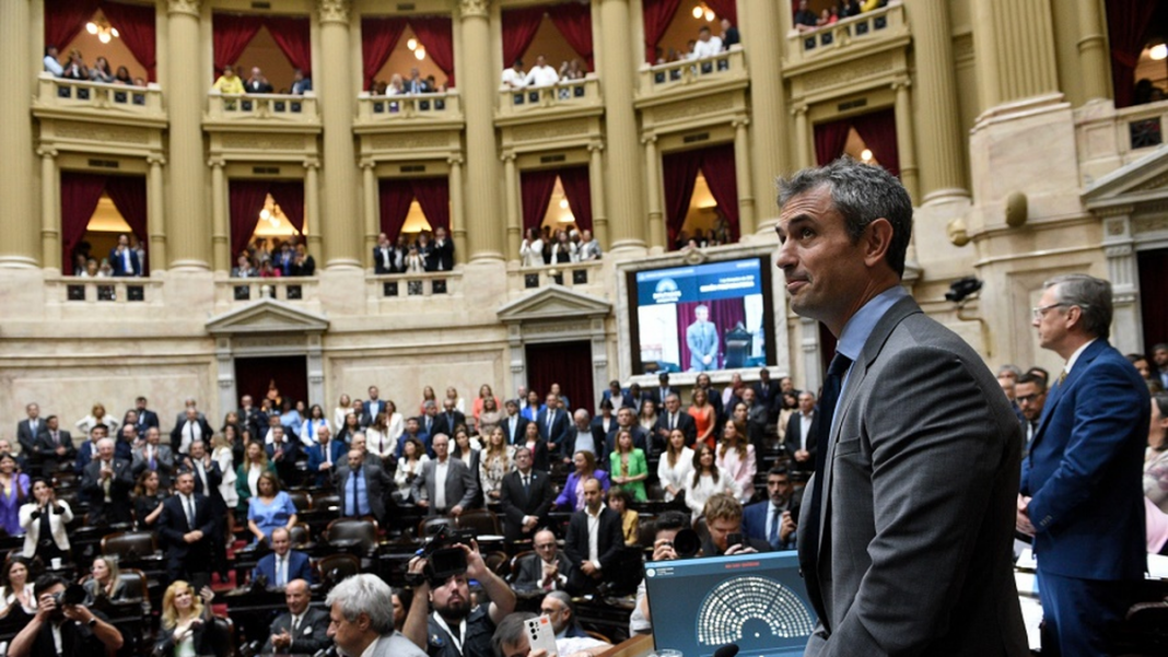 Sesión en el Congreso con legisladores debatiendo el presupuesto
