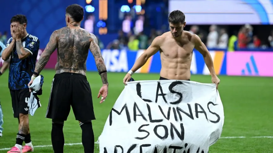 Jugadores de la Selección Argentina celebran con una bandera que dice 'Las Malvinas son argentinas'