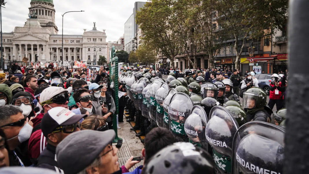 Marcha de jubilados frente al Congreso con presencia de fuerzas de seguridad