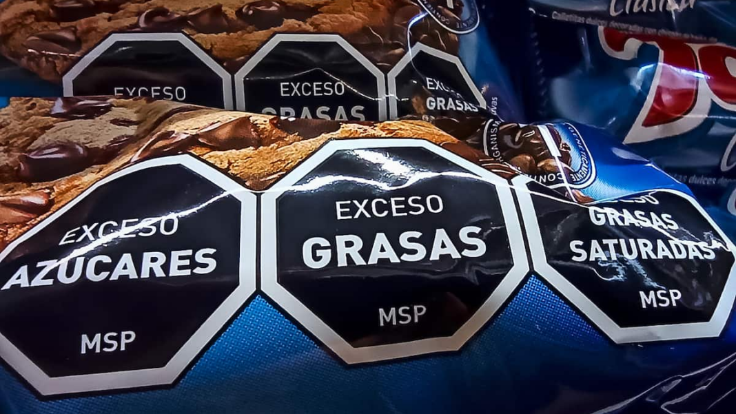Paquete de alimento con octógonos negros de advertencia nutricional