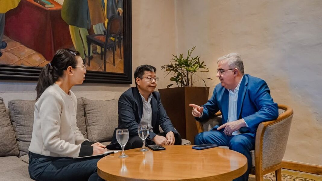 Reunión entre el gobernador Raúl Jalil y el CEO de Zijin-Liex, Gao Jianneng