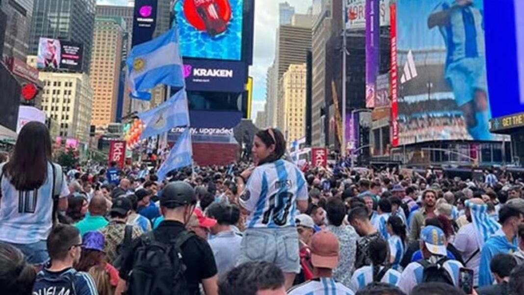 Hinchas argentinos en Times Square durante banderazo previo a la final del Mundial