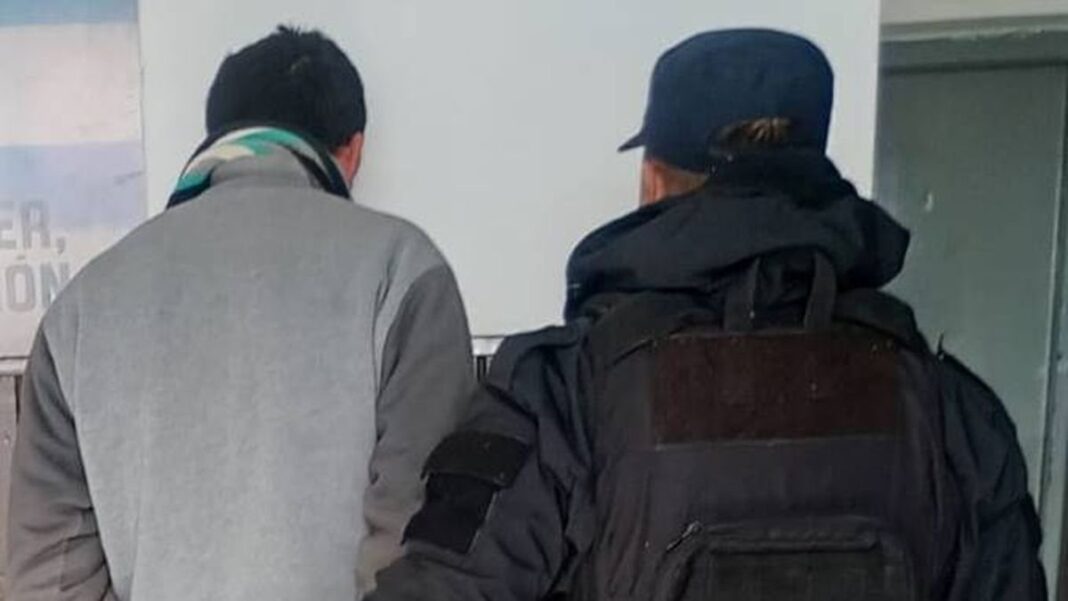 Efectivos policiales durante un operativo en la Costanera Sur de la Capital catamarqueña