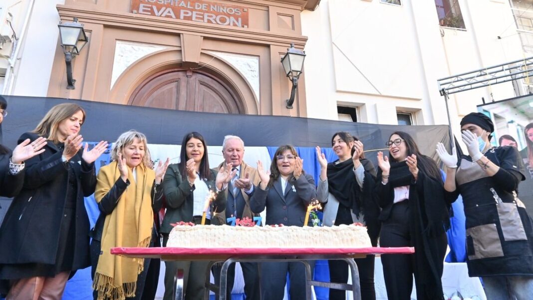 Autoridades en el acto del 77° aniversario del Hospital de Niños Eva Perón en Catamarca