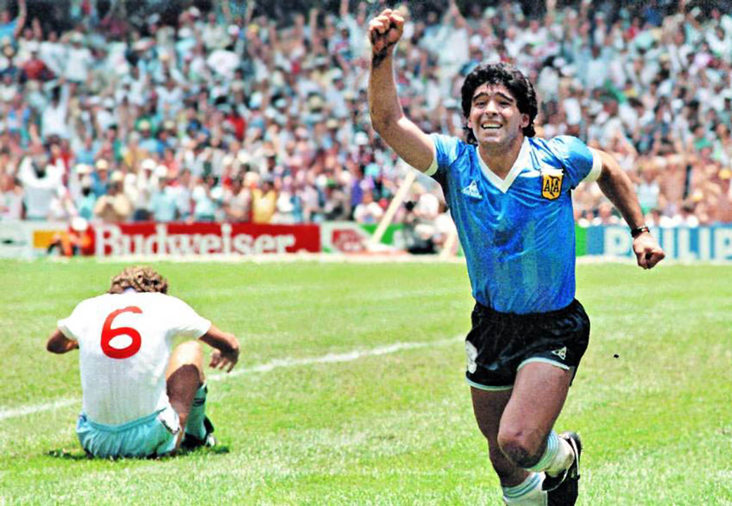 Diego Maradona con la camiseta azul improvisada en el partido Argentina vs Inglaterra, Mundial 1986