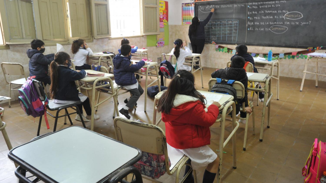 Gráfico de presupuesto educativo nacional con tendencia a la baja entre 2024 y 2025