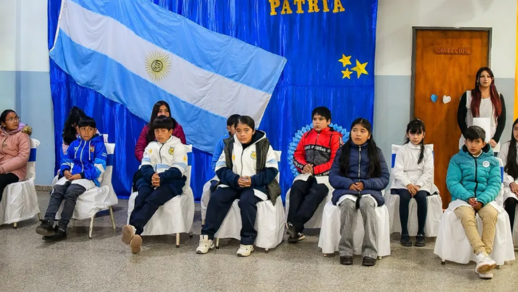 Autoridades y estudiantes en la apertura de la Justa del Saber 2026 en Tinogasta