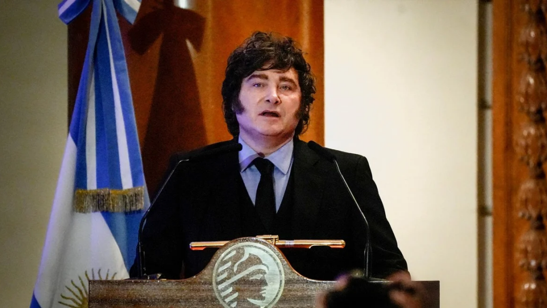 Javier Milei en su despacho presidencial