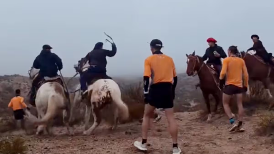 Jinetes agreden a corredores durante la carrera Doble Apolo en General Roca