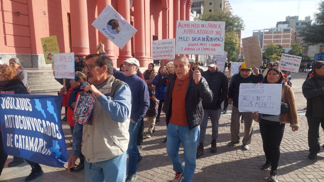 Jubilados Autoconvocados marchando en la plaza 25 de Mayo de Catamarca
