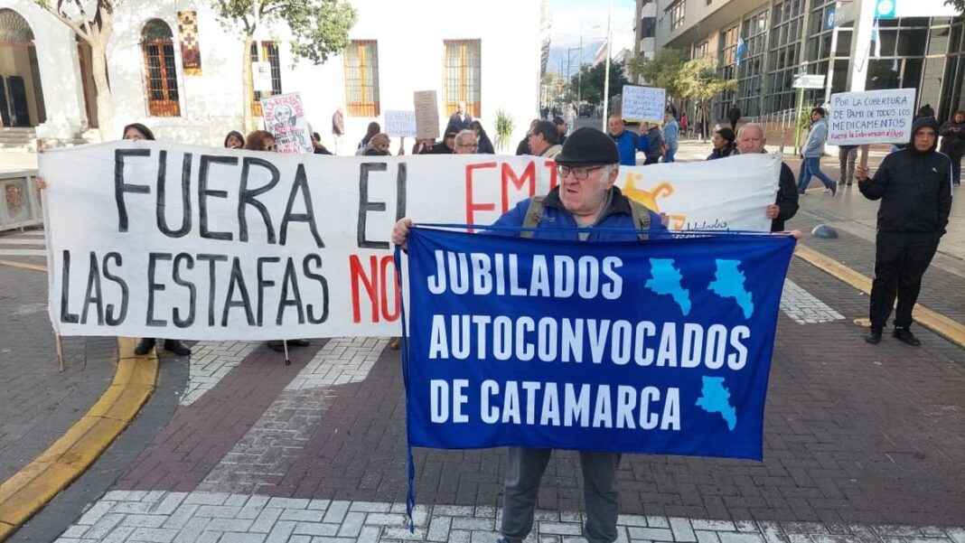 Jubilados autoconvocados marchan en la Plaza 25 de Mayo de Catamarca