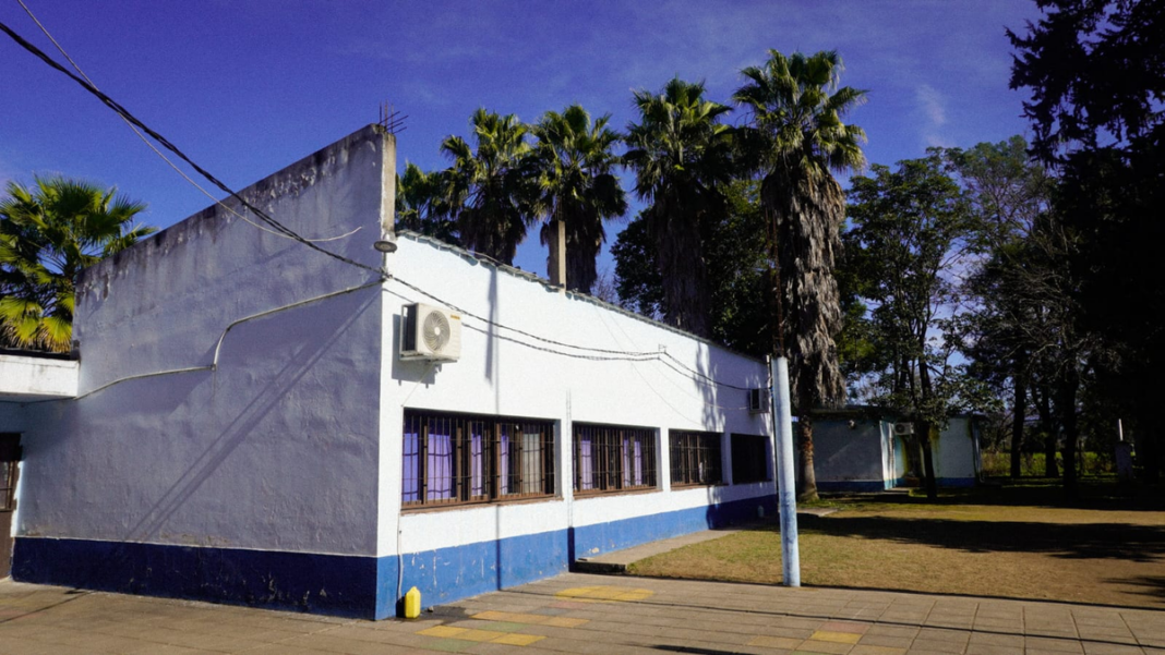 Entrega de materiales de la Juventud de Es con Vos en la Escuela N° 234 de Manantiales