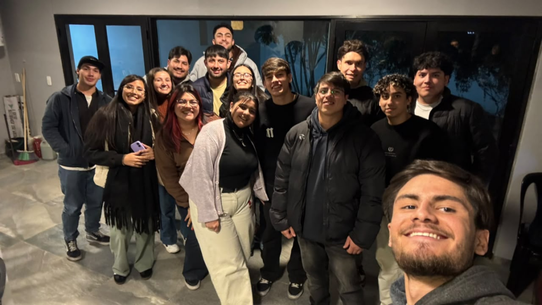 Jóvenes de la Juventud de Generar entregando desayunos a jubilados frente a un banco