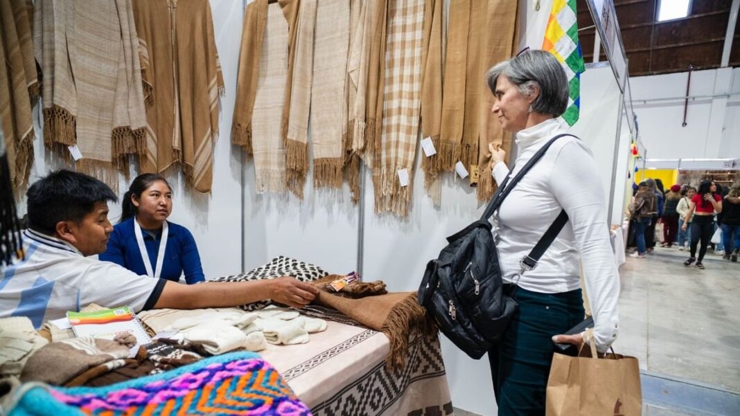 Pabellón de Artesanías de la Fiesta del Poncho con piezas textiles y otros oficios tradicionales