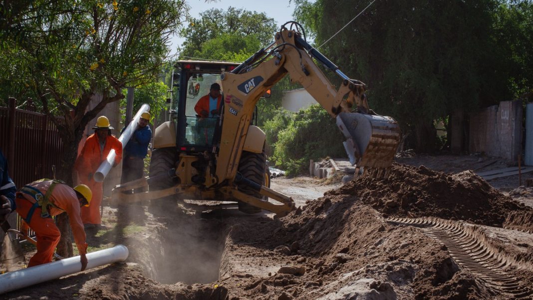 Obra cloacal en Valle Viejo con cañerías y señalización