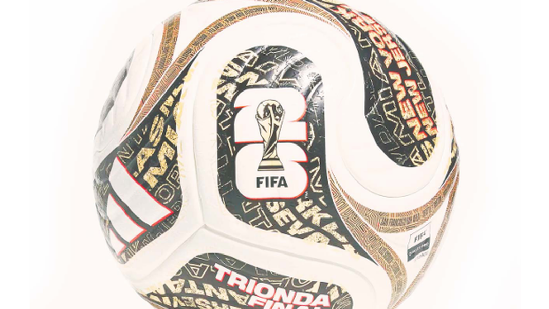 Pelota Trionda Final de Adidas dorada sobre césped
