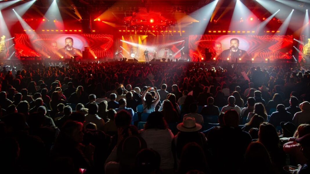 Público en el Escenario Mayor de la Fiesta del Poncho durante la penúltima noche