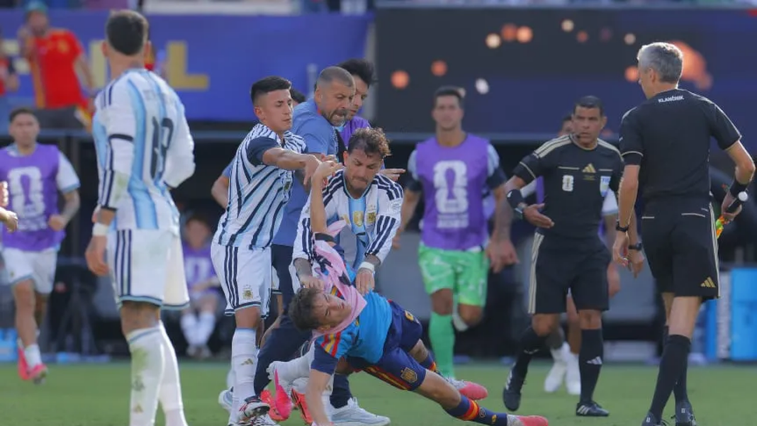 Leandro Paredes y Eric García durante el altercado al finalizar la final del Mundial 2026