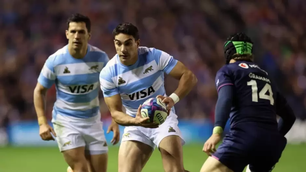 Jugadores de Los Pumas en el campo de juego durante un partido de rugby