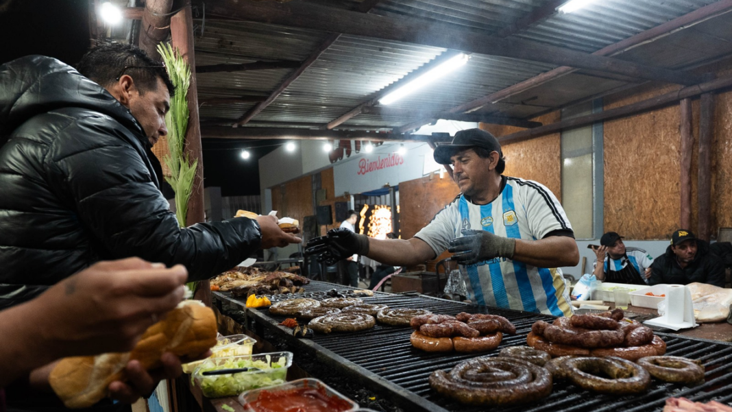 Puestos gastronómicos en el Predio Ferial durante la Fiesta del Poncho