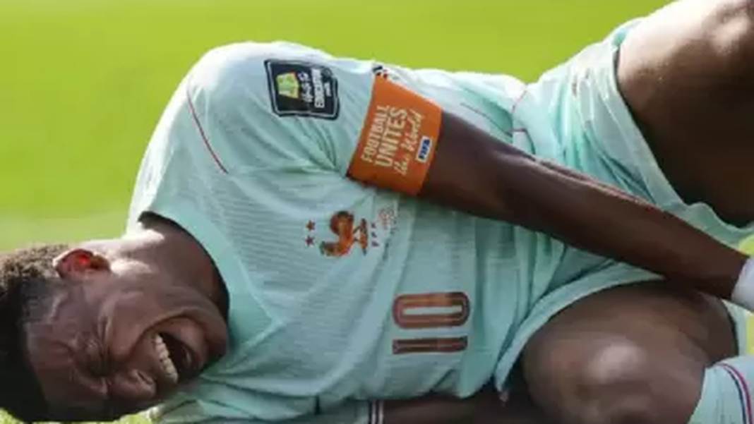 Kylian Mbappé siendo atendido por los médicos en el campo de juego