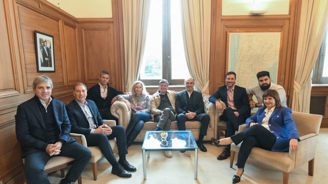 Reunión de la Mesa Política en Casa Rosada con Karina Milei, Diego Santilli y otros funcionarios