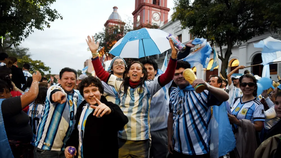 Presidente Javier Milei anunciando feriado nacional para recibir a la Selección Argentina
