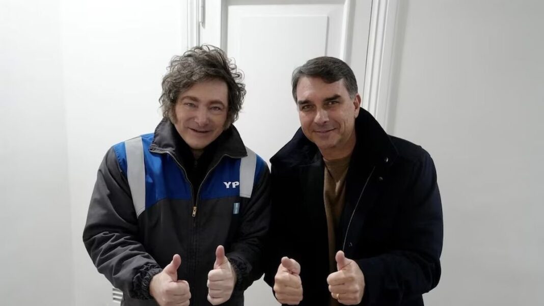 Javier Milei y Flavio Bolsonaro en un acto político
