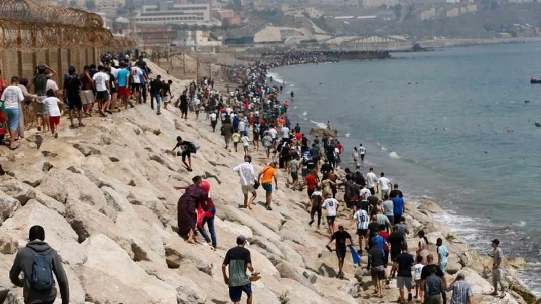 Personas cruzando la frontera entre Marruecos y Ceuta
