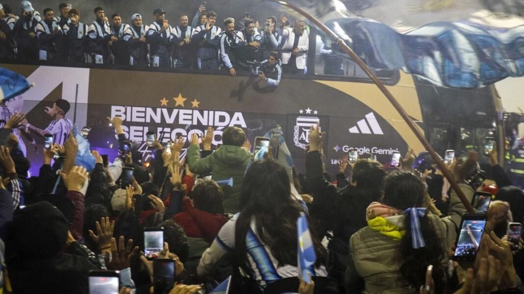 Multitud recibe a la Selección argentina en Ezeiza