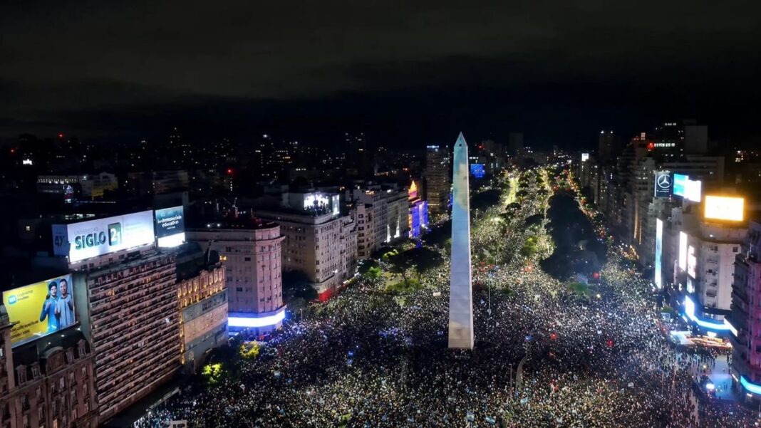 Multitud de personas en el Obelisco de Buenos Aires tras la final del Mundial 2026