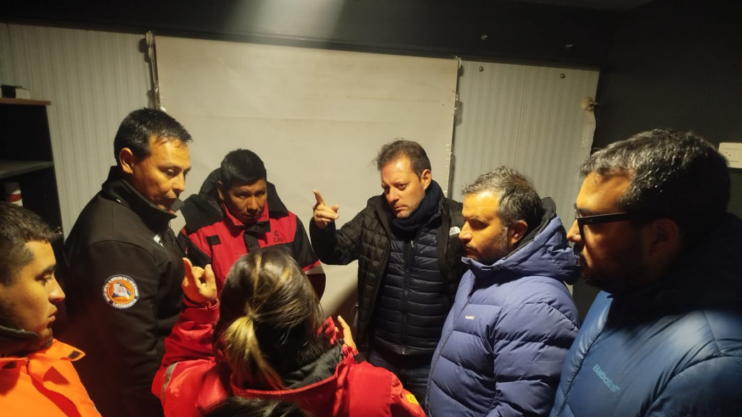 Ministro Alberto Natella en base operativa de rescate en cordillera de Catamarca