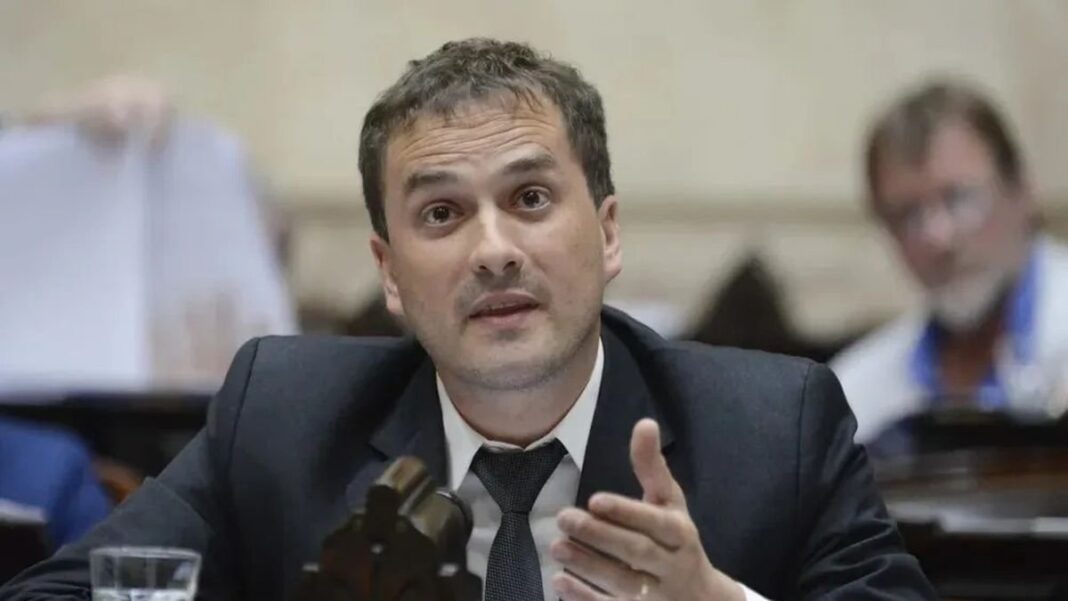 Diputado Francisco Monti en sesión legislativa