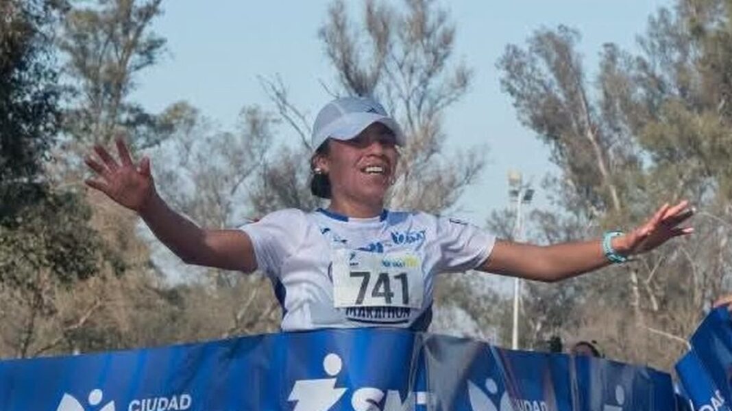Nadine Vilca en competencia de 21 km en Tucumán