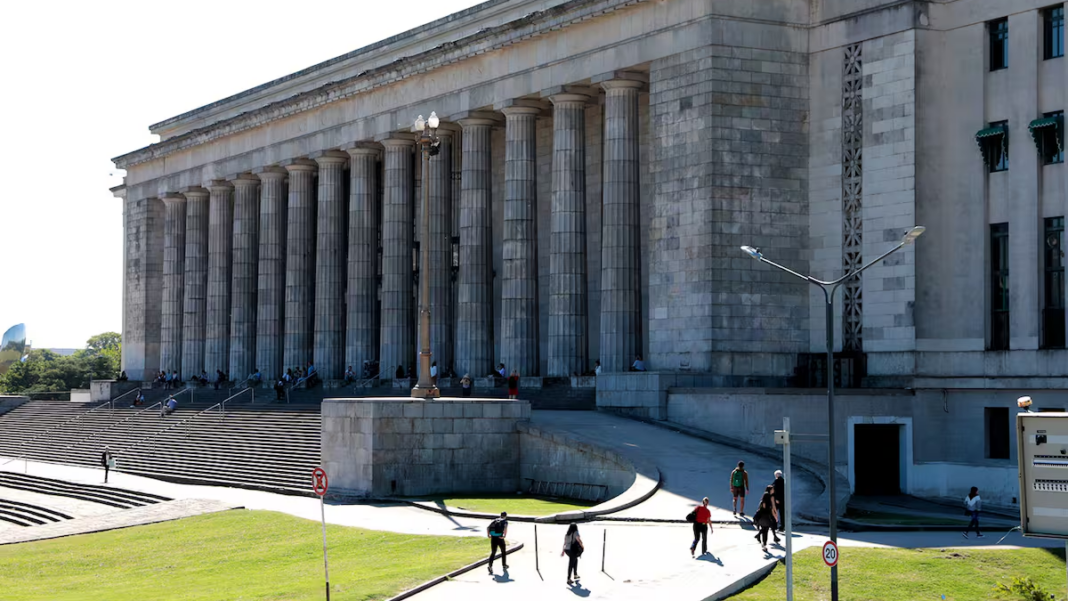 Edificio de una universidad nacional argentina con estudiantes ingresando