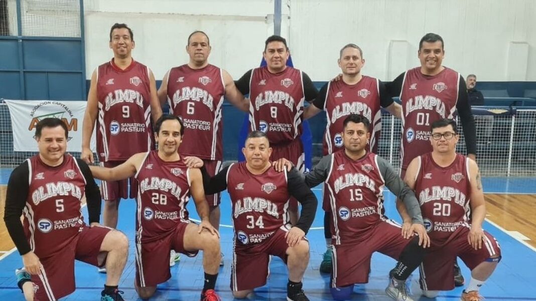 Equipo Olimpia Tinogasta celebrando el título de campeón en Supermaxi