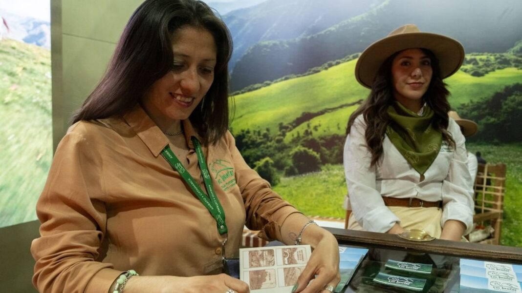 Pasaporte del Poncho en el Pabellón de Turismo de Catamarca