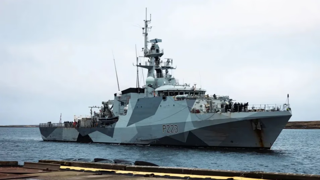 Buque de guerra británico HMS Medway navegando en el mar