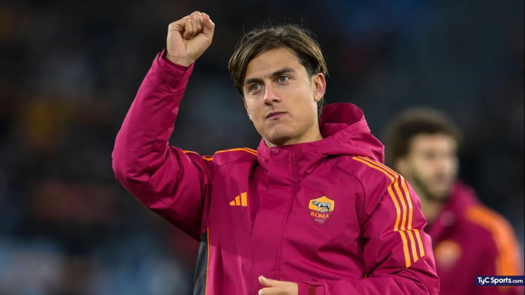 Paulo Dybala con la camiseta de la Roma celebrando un gol