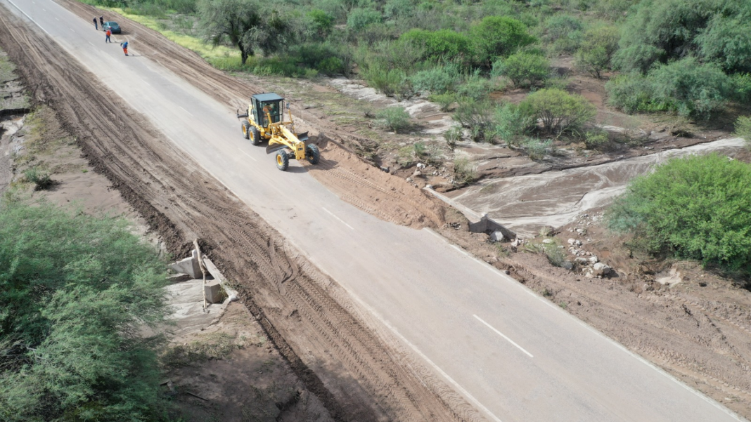 Trabajos de perfilado de banquinas en la Ruta Nacional 40
