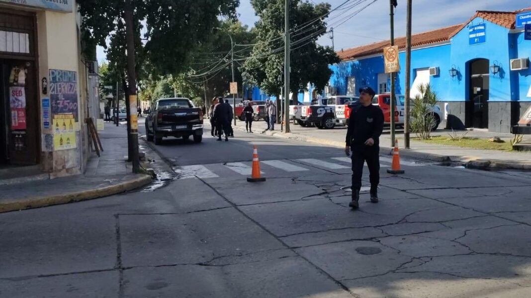Esquina de Chacabuco y Tucumán con tránsito interrumpido por un accidente