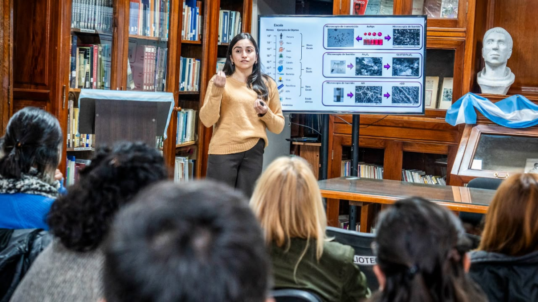 Dra. Daiana Reartes durante la presentación del sensor portátil de arsénico en la Biblioteca de la Cámara de Senadores