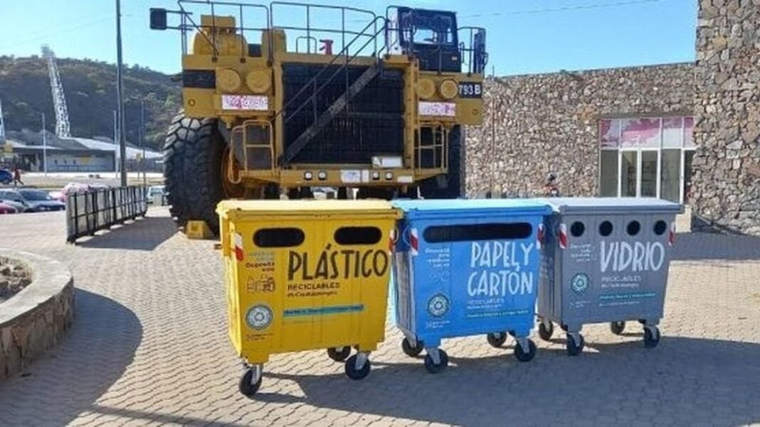 Cestos diferenciados para reciclaje en el Predio Ferial de Catamarca durante la Fiesta del Poncho