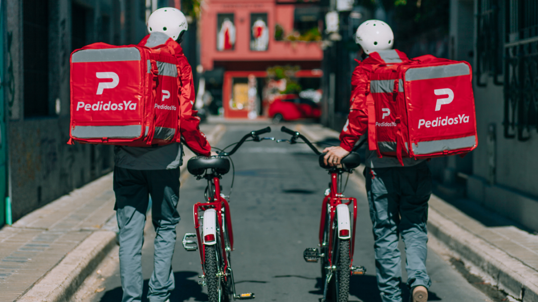 Repartidor de delivery en moto con mochila