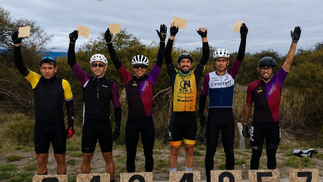 Ciclistas en competencia durante la fecha 19 del ciclismo libre en la Costanera de Valle Viejo